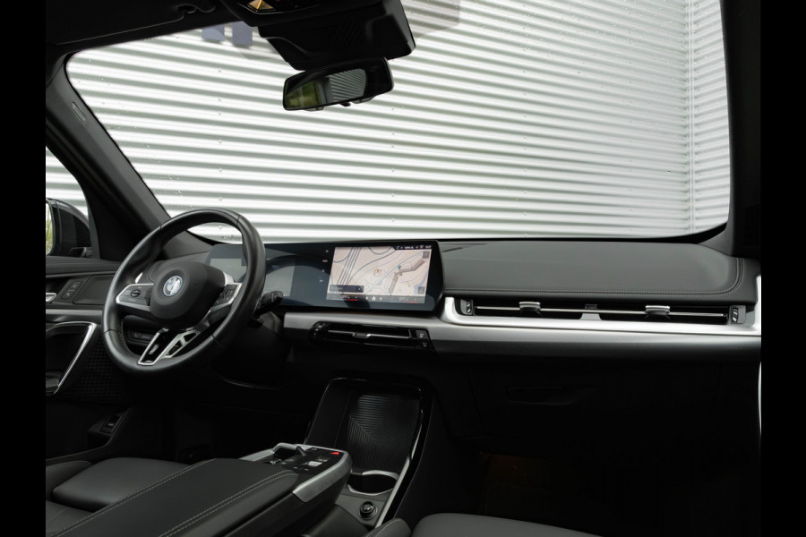 BMW iX1 eDrive20 M-Sport - Camera - Shadow Line - Adaptief Onderstel - Stoelverwarming