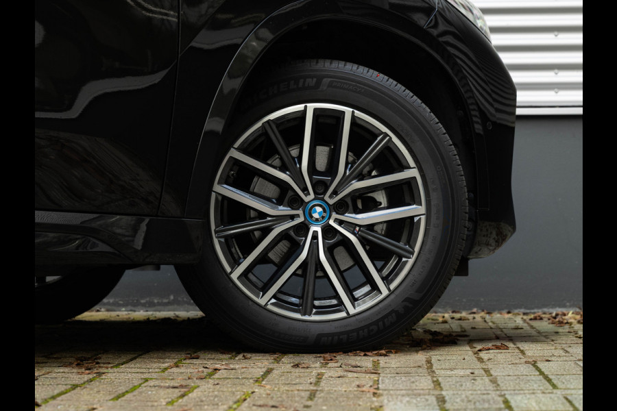 BMW iX1 eDrive20 M-Sport - Camera - Shadow Line - Adaptief Onderstel - Stoelverwarming