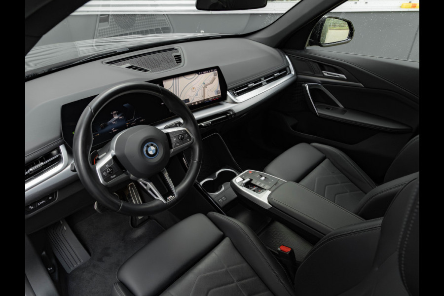 BMW iX1 eDrive20 M-Sport - Camera - Shadow Line - Adaptief Onderstel - Stoelverwarming