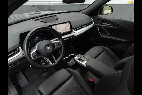 BMW iX1 eDrive20 M-Sport - Camera - Shadow Line - Adaptief Onderstel - Stoelverwarming