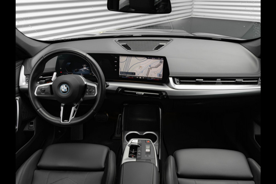 BMW iX1 eDrive20 M-Sport - Camera - Shadow Line - Adaptief Onderstel - Stoelverwarming