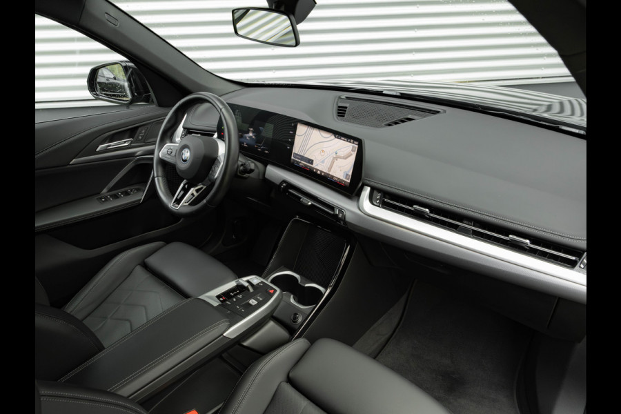 BMW iX1 eDrive20 M-Sport - Camera - Shadow Line - Adaptief Onderstel - Stoelverwarming