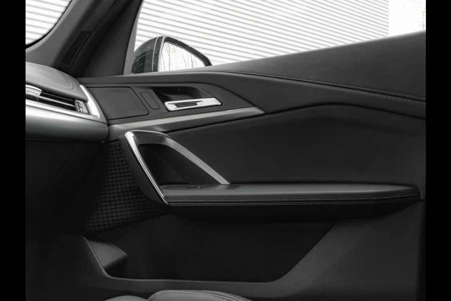 BMW iX1 eDrive20 M-Sport - Camera - Shadow Line - Adaptief Onderstel - Stoelverwarming