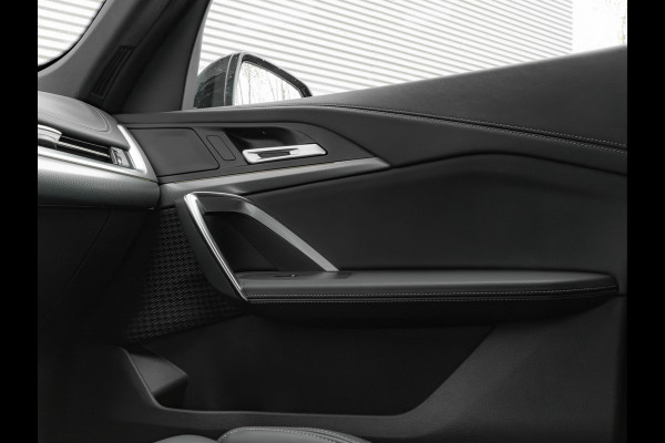 BMW iX1 eDrive20 M-Sport - Camera - Shadow Line - Adaptief Onderstel - Stoelverwarming