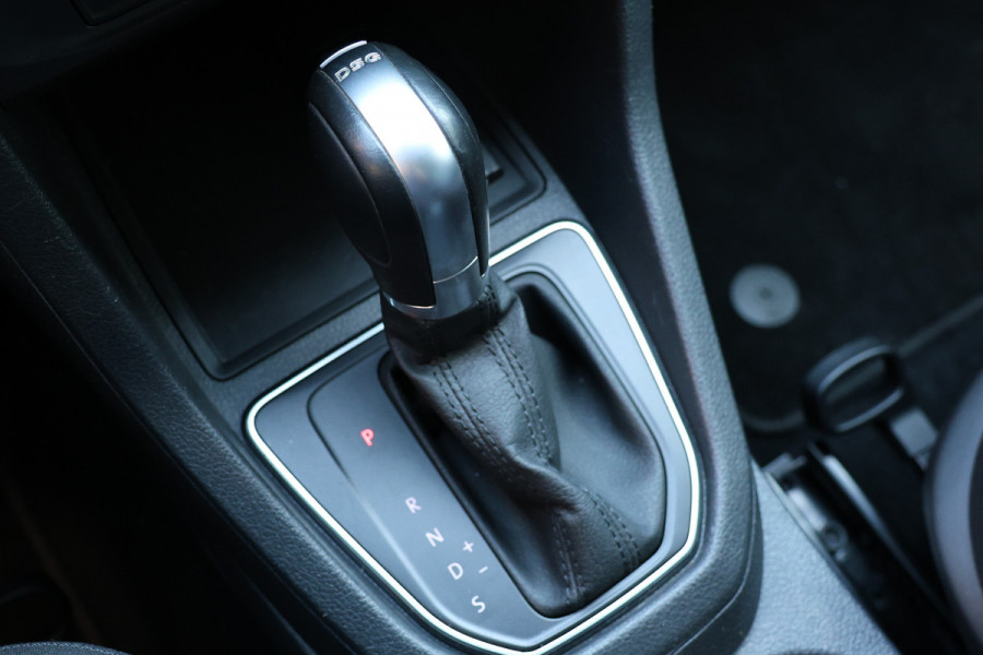 Volkswagen Caddy 2.0 TDI DSG Highline | CarPlay | Stoelverwarming | Camera | Navigatie | Climate control | Alarm klasse 4 | PDC  | Nieuwe APK | NAP Logisch