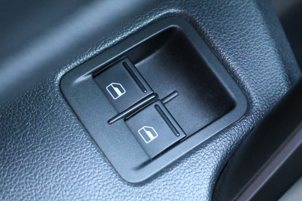 Volkswagen Caddy 2.0 TDI DSG Highline | CarPlay | Stoelverwarming | Camera | Navigatie | Climate control | Alarm klasse 4 | PDC  | Nieuwe APK | NAP Logisch