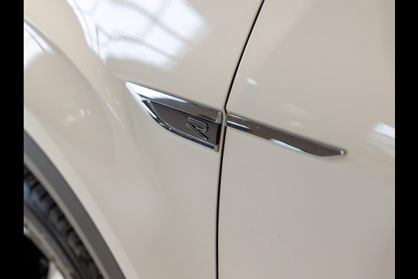 Volkswagen T-Roc 1.5 TSI R-Line / 150pk / Stoelverwarming / Achteruitrij camera / Dodehoek sensor / Volkswagen T-Roc 1.5 TSI R-Line / 150pk / Stoelverwarming / Achteruitrij camera / Dodehoek sensor /