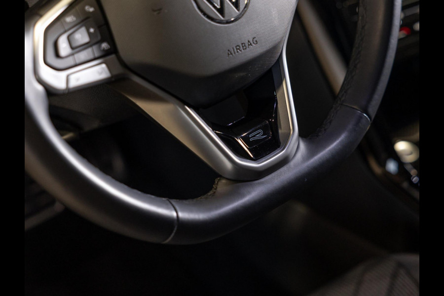 Volkswagen T-Roc 1.5 TSI R-Line / 150pk / Stoelverwarming / Achteruitrij camera / Dodehoek sensor / Volkswagen T-Roc 1.5 TSI R-Line / 150pk / Stoelverwarming / Achteruitrij camera / Dodehoek sensor /