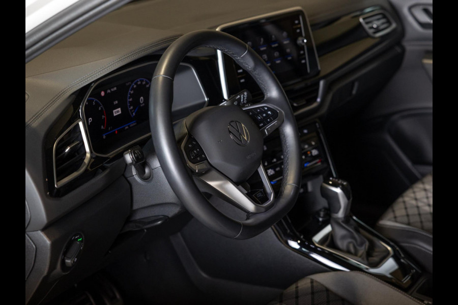 Volkswagen T-Roc 1.5 TSI R-Line / 150pk / Stoelverwarming / Achteruitrij camera / Dodehoek sensor / Volkswagen T-Roc 1.5 TSI R-Line / 150pk / Stoelverwarming / Achteruitrij camera / Dodehoek sensor /