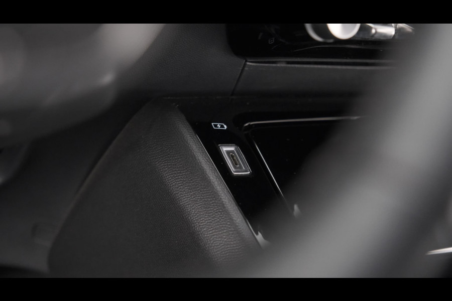 Peugeot 2008 PureTech 130 Allure | Trekhaak | Camera | Apple Carplay | Stoelverwarming | Parkeersensoren