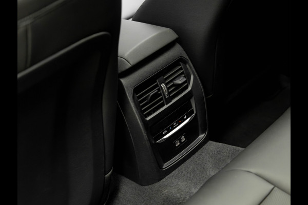 BMW 3 Serie Touring 330e M-Sport - Pano - Trekhaak - ACC - Hifi - Camera