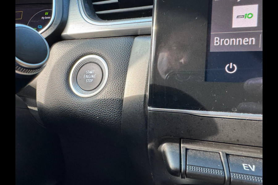 Renault Captur 1.6 E-Tech Plug-in Hybrid 160 Intens Trekhaak / Groot Navi / LM velgen / Clima / Full LED