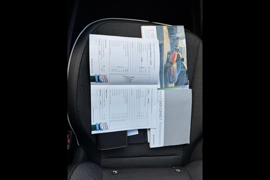 Renault Captur 1.6 E-Tech Plug-in Hybrid 160 Intens Trekhaak / Groot Navi / LM velgen / Clima / Full LED