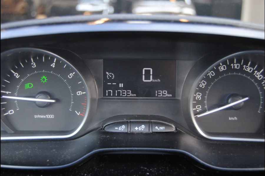 Peugeot 208 1.2 PureTech Allure Schuif/kanteldak! Apple Carplay Peugeot 208 1.2 PureTech Allure Schuif/kanteldak! Apple Carplay