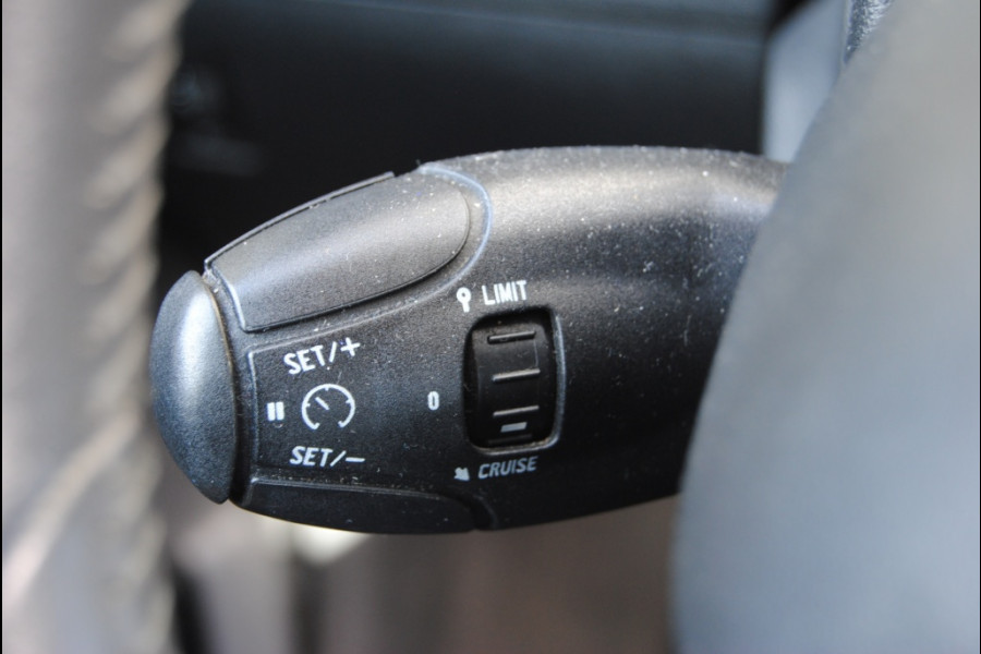 Peugeot 208 1.2 PureTech Allure Schuif/kanteldak! Apple Carplay Peugeot 208 1.2 PureTech Allure Schuif/kanteldak! Apple Carplay
