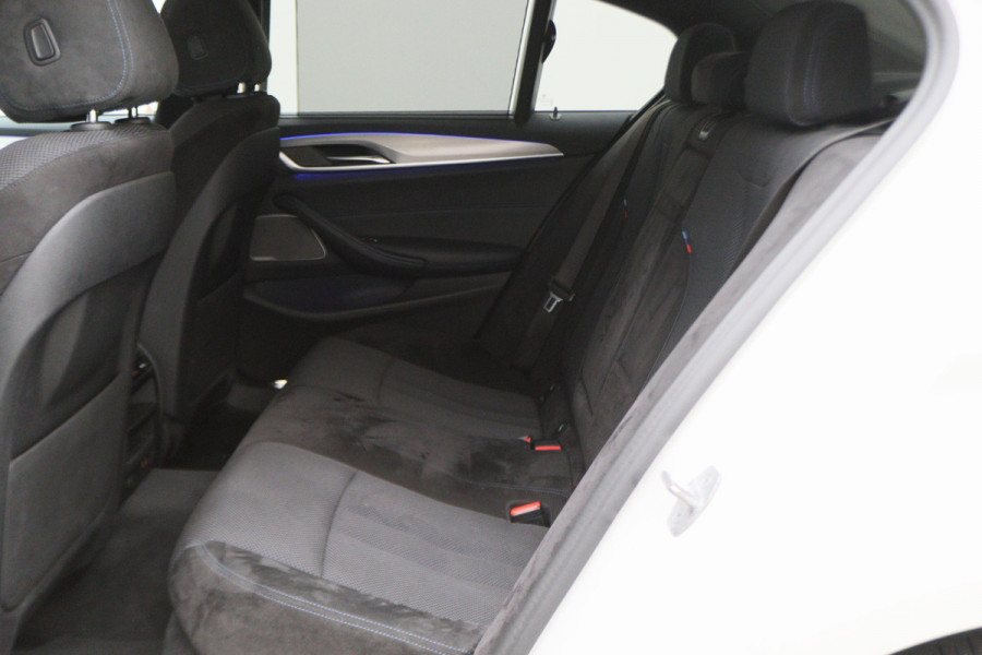 BMW 5 Serie 530e iPerformance High Executive M Sport Softclose, Camera, H&K, Head-Up, Apple Carplay, Trekhaak, Keyless BMW 5 Serie 530e iPerformance High Executive M Sport Softclose, Camera, H&K, Head-Up, Apple Carplay, Trekhaak, Keyless