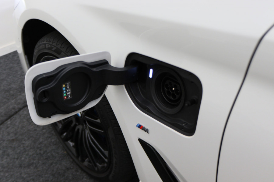 BMW 5 Serie 530e iPerformance High Executive M Sport Softclose, Camera, H&K, Head-Up, Apple Carplay, Trekhaak, Keyless BMW 5 Serie 530e iPerformance High Executive M Sport Softclose, Camera, H&K, Head-Up, Apple Carplay, Trekhaak, Keyless