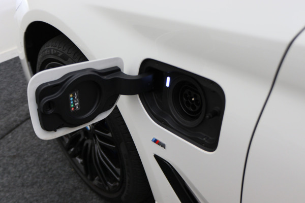 BMW 5 Serie 530e iPerformance High Executive M Sport Softclose, Camera, H&K, Head-Up, Apple Carplay, Trekhaak, Keyless BMW 5 Serie 530e iPerformance High Executive M Sport Softclose, Camera, H&K, Head-Up, Apple Carplay, Trekhaak, Keyless
