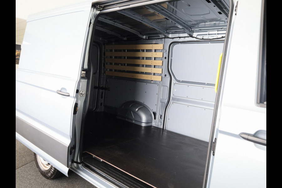 Volkswagen Crafter Trendline L3 2.0 TDI EU6 140 pk GVW 3.0T Zijschuifdeur links en rechts, Camera achter!! Volkswagen Crafter Trendline L3 2.0 TDI EU6 140 pk GVW 3.0T Zijschuifdeur links en rechts, Camera achter!!