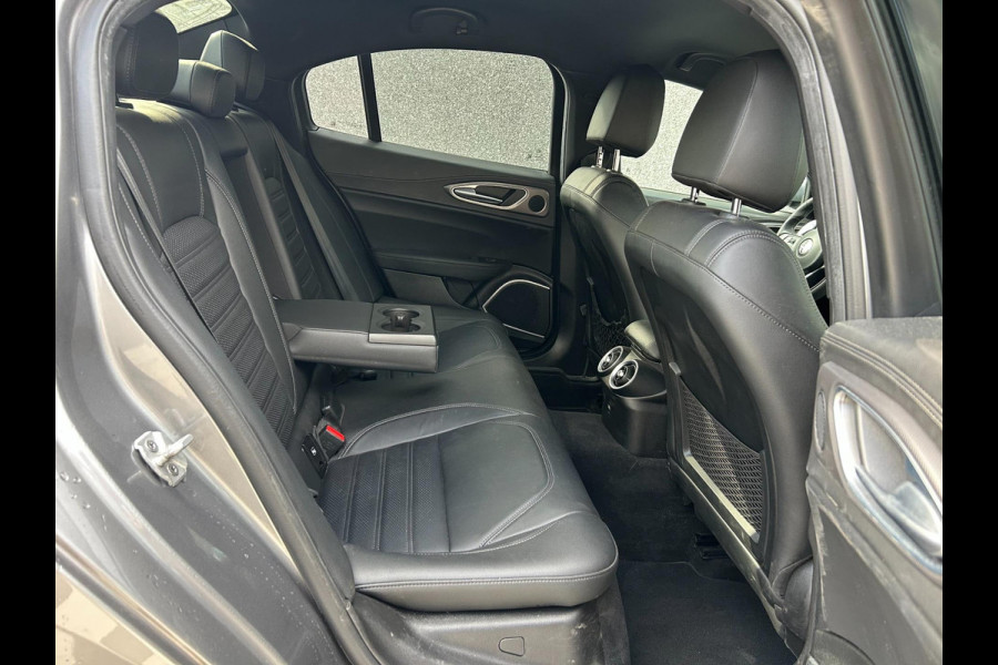 Alfa Romeo Giulia 2.0 T AWD Veloce 280pk | HARMAN KARDON | CARPLAY | A.CAMERA | NAVI | BLUETOOTH | APK T/M 11-12-2027 | TOPSTAAT