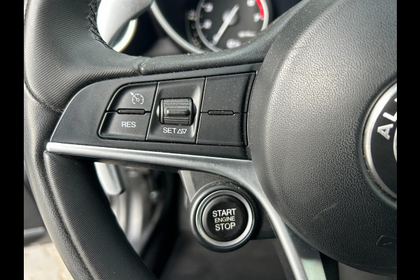 Alfa Romeo Giulia 2.0 T AWD Veloce 280pk | HARMAN KARDON | CARPLAY | A.CAMERA | NAVI | BLUETOOTH | APK T/M 11-12-2027 | TOPSTAAT