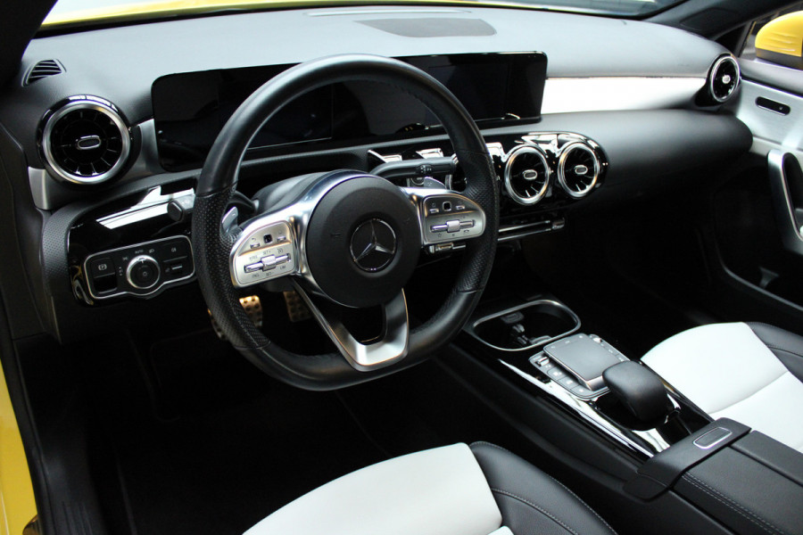 Mercedes-Benz A-Klasse 250e AMG Line Leer Navi PTS LM velgen EQ BTW auto! Mercedes-Benz A-Klasse 250e AMG Line Leer Navi PTS LM velgen EQ BTW auto!
