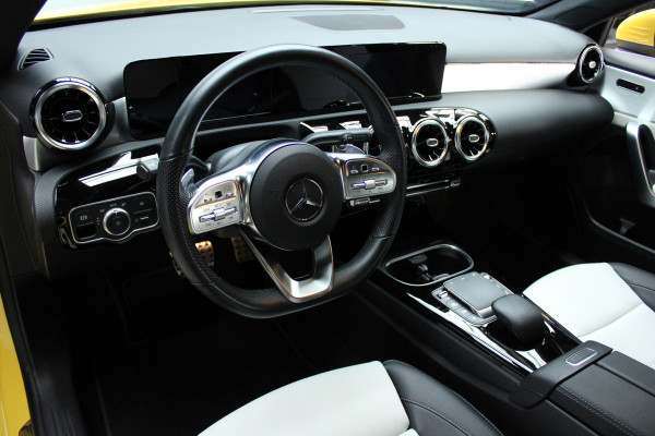 Mercedes-Benz A-Klasse 250e AMG Line Leer Navi PTS LM velgen EQ BTW auto! Mercedes-Benz A-Klasse 250e AMG Line Leer Navi PTS LM velgen EQ BTW auto!