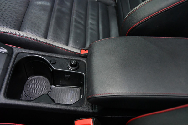 Volkswagen Golf 2.0 GTI Clubsport, Nürburgpack, Headup, Pano, HK audio Volkswagen Golf 2.0 GTI Clubsport, Nürburgpack, Headup, Pano, HK audio
