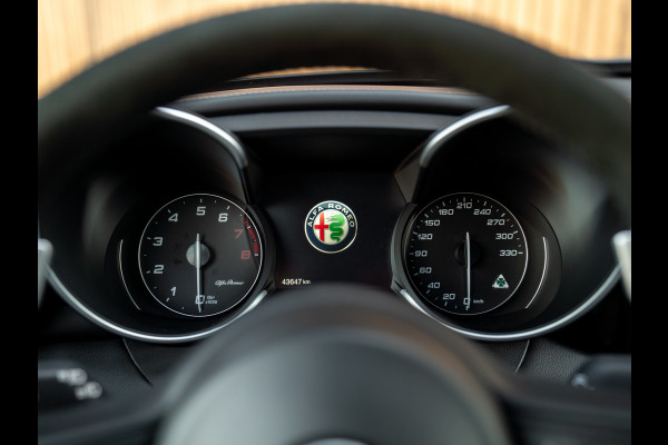 Alfa Romeo Giulia 2.9 V6 Quadrifoglio | Adapt. cruise | Harman/Kardon | CarPlay Alfa Romeo Giulia 2.9 V6 Quadrifoglio | Adapt. cruise | Harman/Kardon | CarPlay