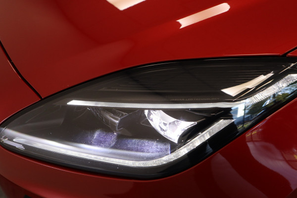 Jaguar E-Pace 1.5 P300e AWD R-Dynamic SE Black Pack ACC Suedecloth hemel Jaguar E-Pace 1.5 P300e AWD R-Dynamic SE Black Pack ACC Suedecloth hemel