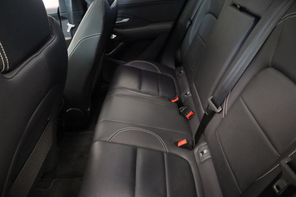 Jaguar E-Pace 1.5 P300e AWD R-Dynamic SE Black Pack ACC Suedecloth hemel Jaguar E-Pace 1.5 P300e AWD R-Dynamic SE Black Pack ACC Suedecloth hemel