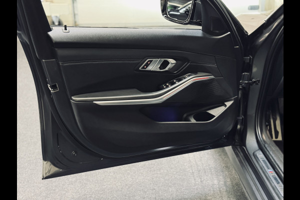 BMW 3-serie 320i High Ex. M-Sport ShadowLine | 19" | Leder | Trekhaak BMW 3-serie 320i High Ex. M-Sport ShadowLine | 19" | Leder | Trekhaak