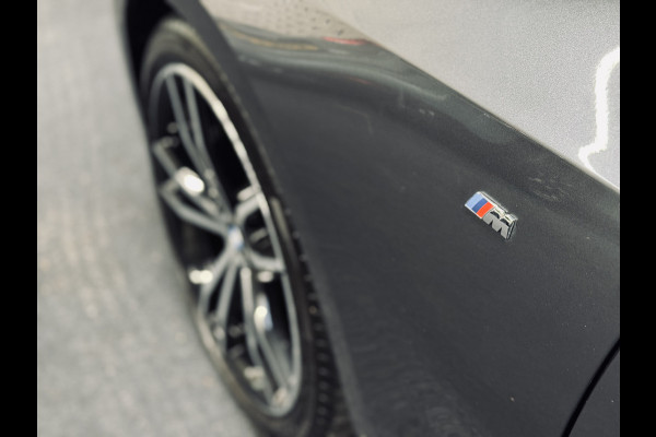 BMW 3-serie 320i High Ex. M-Sport ShadowLine | 19" | Leder | Trekhaak BMW 3-serie 320i High Ex. M-Sport ShadowLine | 19" | Leder | Trekhaak