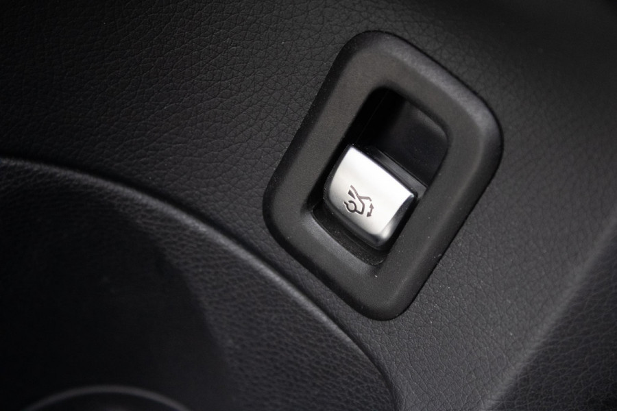 Mercedes-Benz C200d Elektr/Verwarm Stoel Camera Trekhaak Mercedes-Benz C200d Elektr/Verwarm Stoel Camera Trekhaak