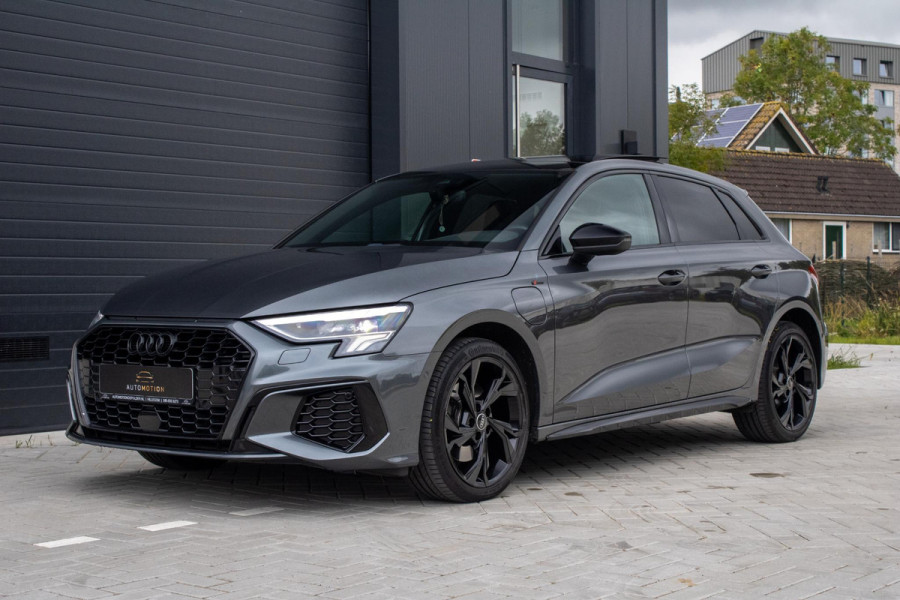 Audi A3 Sportback 40 TFSIe S Comp. S3 PANO B&O S line Camera Dode hoek Audi A3 Sportback 40 TFSIe S Comp. S3 PANO B&O S line Camera Dode hoek