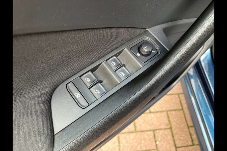 Škoda Kamiq 1.0 TSI 115pk DSG Sport Business CLIMA/CRUISE/DAB/CARPLAY/PDC/TREKHAAK