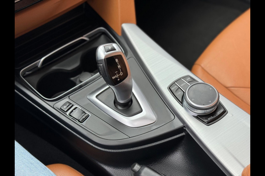 BMW 3 Serie Touring 320i Luxury 2019 AUT NAVI LEDER 1e Eig!