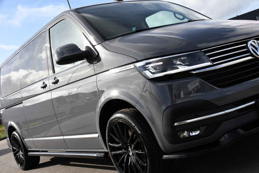 Volkswagen Transporter 2.0 TDI L2H1 DC Caravelle Full options! Adaptieve Cruise, Virtual, Carplay, LED, 204PK, 2 x Schuifdeur, Clima, Stoelverwarming, Trekhaak, Uniek! Bulli Volkswagen Transporter 2.0 TDI L2H1 DC Caravelle Full options! Adaptieve Cruise, Virtual, Carplay, LED, 204PK, 2 x Schuifdeur, Clima, Stoelverwarming, Trekhaak, Uniek! Bulli