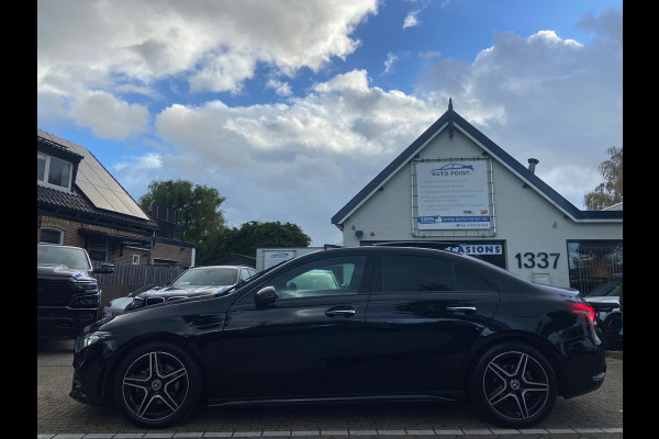 Mercedes-Benz A-Klasse 180 AMG-NIGHT PAKKET/PANO/SFEER/WIDESCREEN/CAMERA Mercedes-Benz A-Klasse 180 AMG-NIGHT PAKKET/PANO/SFEER/WIDESCREEN/CAMERA