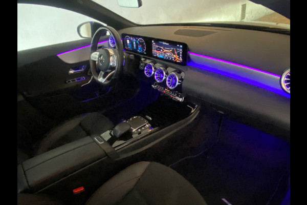 Mercedes-Benz A-Klasse 180 AMG-NIGHT PAKKET/PANO/SFEER/WIDESCREEN/CAMERA Mercedes-Benz A-Klasse 180 AMG-NIGHT PAKKET/PANO/SFEER/WIDESCREEN/CAMERA