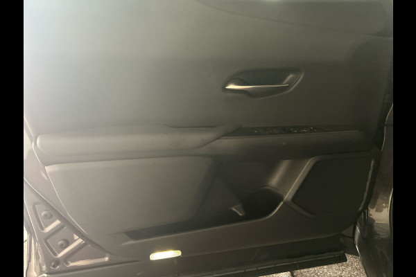 Lexus UX 300e Luxury Line 73 kWh | 45% korting | Winter-pakket | Tech Pack | Mark Levinson geluid! | Navigatie | Nieuwprijs € 61.095,00 |