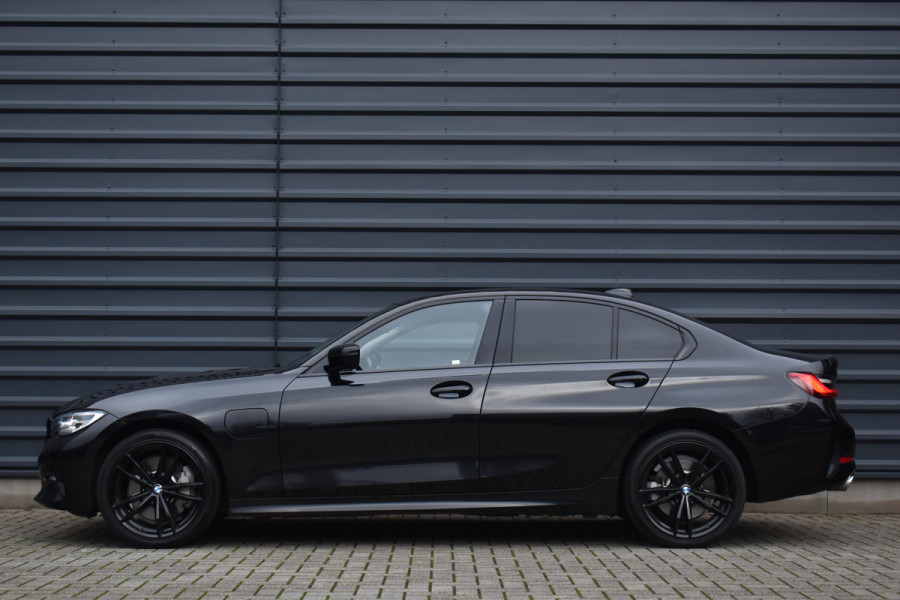 BMW 3 Serie 330e High Executive Shadow Line | ACC | 19'' M Wielen | Stuur + Stoelverwarming | CarPlay | Live Cockpit Pro | BMW 3 Serie 330e High Executive Shadow Line | ACC | 19'' M Wielen | Stuur + Stoelverwarming | CarPlay | Live Cockpit Pro |