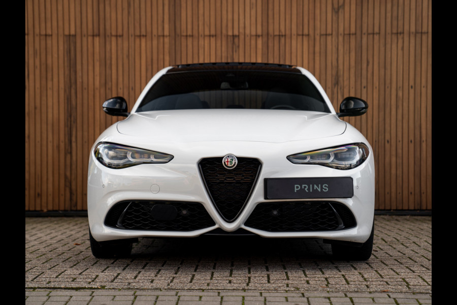 Alfa Romeo Giulia 2.0T AWD Veloce 280pk | Pano-dak | Carplay | Adapt. cruise Alfa Romeo Giulia 2.0T AWD Veloce 280pk | Pano-dak | Carplay | Adapt. cruise