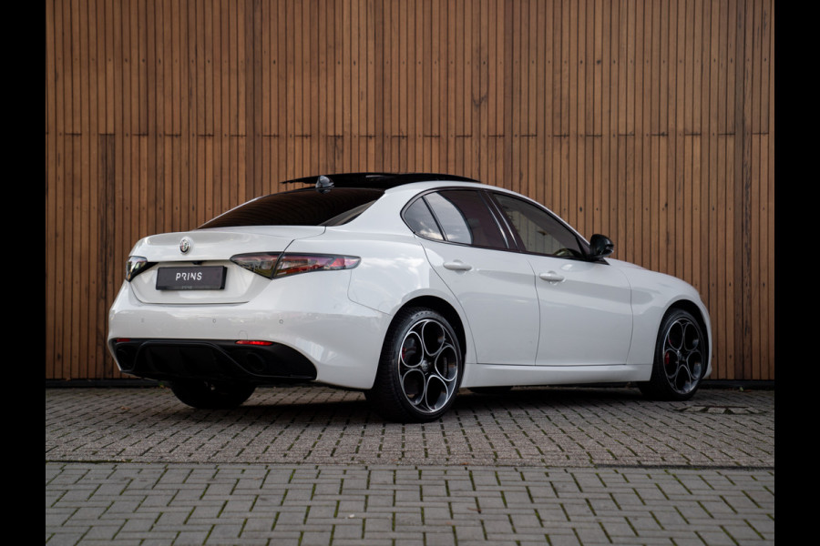 Alfa Romeo Giulia 2.0T AWD Veloce 280pk | Pano-dak | Carplay | Adapt. cruise Alfa Romeo Giulia 2.0T AWD Veloce 280pk | Pano-dak | Carplay | Adapt. cruise