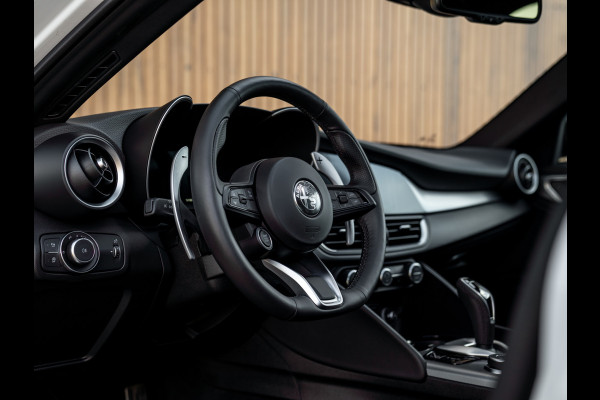 Alfa Romeo Giulia 2.0T AWD Veloce 280pk | Pano-dak | Carplay | Adapt. cruise Alfa Romeo Giulia 2.0T AWD Veloce 280pk | Pano-dak | Carplay | Adapt. cruise