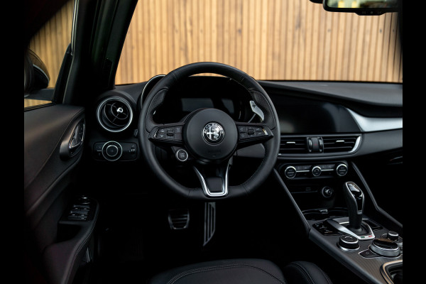 Alfa Romeo Giulia 2.0T AWD Veloce 280pk | Pano-dak | Carplay | Adapt. cruise Alfa Romeo Giulia 2.0T AWD Veloce 280pk | Pano-dak | Carplay | Adapt. cruise