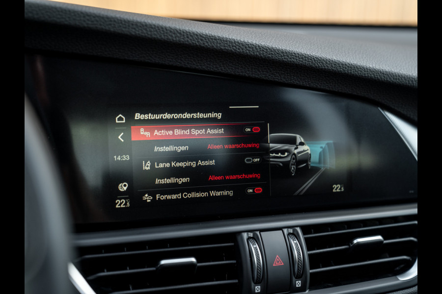 Alfa Romeo Giulia 2.0T AWD Veloce 280pk | Pano-dak | Carplay | Adapt. cruise Alfa Romeo Giulia 2.0T AWD Veloce 280pk | Pano-dak | Carplay | Adapt. cruise