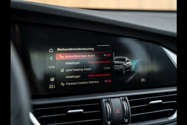 Alfa Romeo Giulia 2.0T AWD Veloce 280pk | Pano-dak | Carplay | Adapt. cruise Alfa Romeo Giulia 2.0T AWD Veloce 280pk | Pano-dak | Carplay | Adapt. cruise
