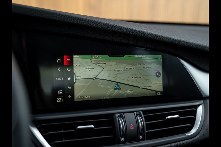 Alfa Romeo Giulia 2.0T AWD Veloce 280pk | Pano-dak | Carplay | Adapt. cruise Alfa Romeo Giulia 2.0T AWD Veloce 280pk | Pano-dak | Carplay | Adapt. cruise