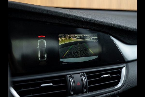 Alfa Romeo Giulia 2.0T AWD Veloce 280pk | Pano-dak | Carplay | Adapt. cruise Alfa Romeo Giulia 2.0T AWD Veloce 280pk | Pano-dak | Carplay | Adapt. cruise